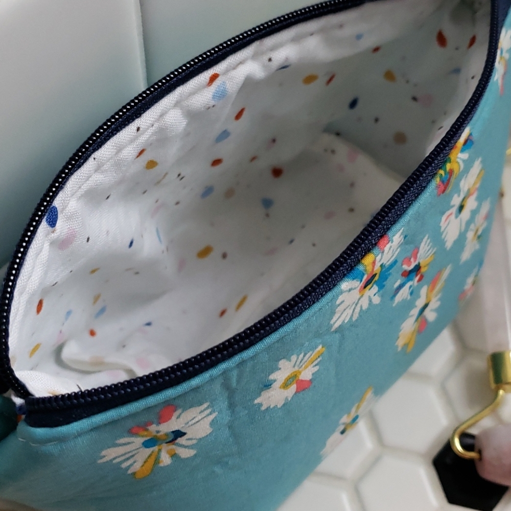 🧵🌼 Handmade Retro Style Floral Pouch - Picture 6 of 8